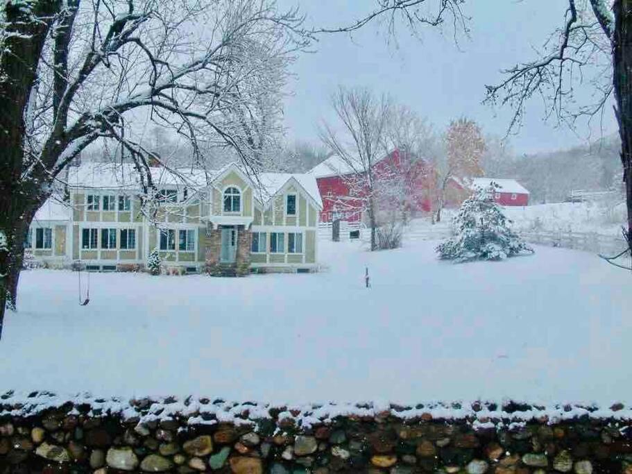 Corn Crib Cottage Barn And Villa At Hope Glen Farm Cottage Grove Exterior photo